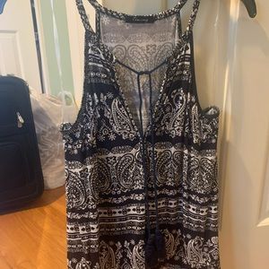 Halter top with adjusted ties in the middle